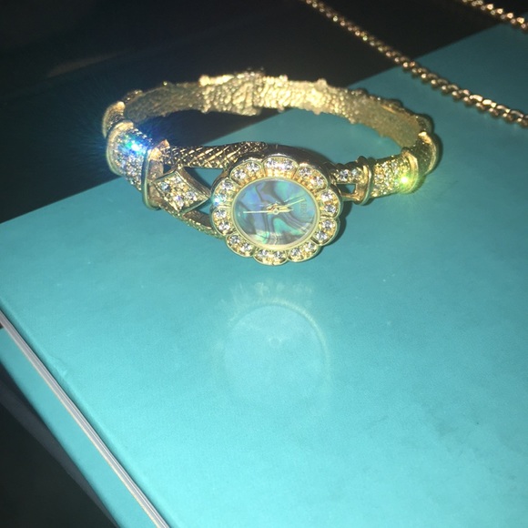 Gold Jewelry Set - Picture 2 of 4